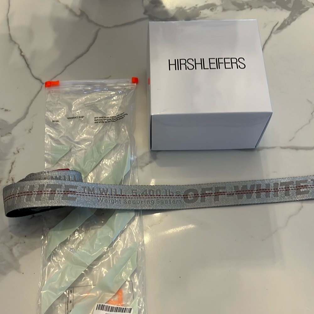 Perfect Condition Silver Off White wrap belt.
Worn once!